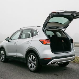 SUV familial moderne stationné en extérieur, coffre ouvert laissant voir l’espace de chargement, ambiance sobre et routière sous un éclairage naturel.