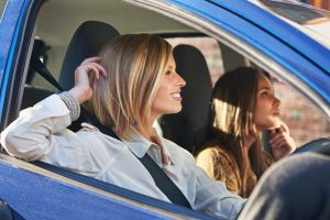 Voiture sans permis 4 places : ce qu’il faut vraiment pour rouler à quatre