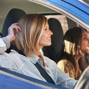 Voiture sans permis 4 places : ce qu’il faut vraiment pour rouler à quatre
