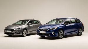 Deux voitures compactes modernes présentées côte à côte : une berline cinq portes et une version SW familiale, permettant de comparer leurs volumes et leurs silhouettes.