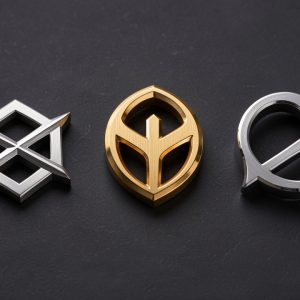 Composition abstraite montrant l’évolution d’un emblème de mode, d’une forme vintage simplifiée vers un symbole contemporain en métal argenté et doré.